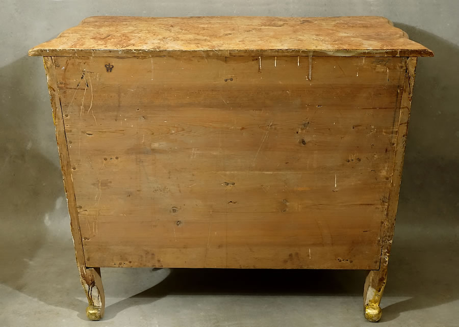 Dos d’une commode sicilienne rococo portant une marque d’inventaire